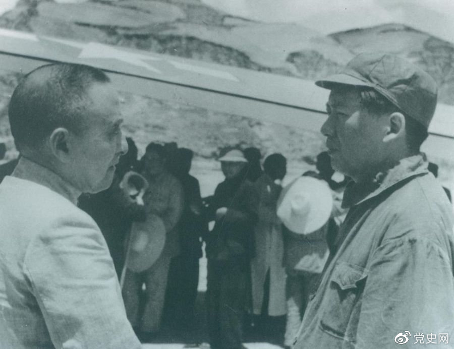 1945年7月1日，毛泽东欢迎黄炎培等民主人士来延安参观。